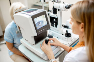 Retinólogo analizando la retina de una mujer mayor