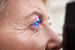 Revisión de la retina a una persona con diabetes