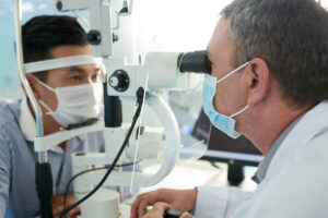 oftalmólogo y paciente